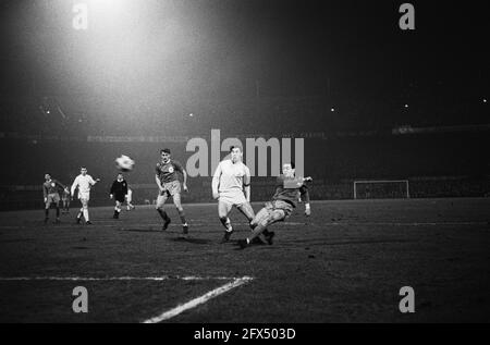 FC Köln / Liverpool 2-2, in Feyenoordstadion, Moments of Play, 24. März 1965, Sport, Fußball, Niederlande, Foto der Presseagentur des 20. Jahrhunderts, zu erinnerende Nachrichten, Dokumentarfilm, historische Fotografie 1945-1990, visuelle Geschichten, Menschliche Geschichte des zwanzigsten Jahrhunderts, Momente in der Zeit festzuhalten Stockfoto