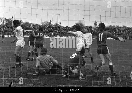 FC Twente gegen Schieß los. Adler 2-1, Spielmomente, 21. April 1974, Sport, Fußball, Niederlande, Presseagentur des 20. Jahrhunderts, Foto, Nachrichten zum erinnern, Dokumentarfilm, historische Fotografie 1945-1990, visuelle Geschichten, Menschliche Geschichte des zwanzigsten Jahrhunderts, Momente in der Zeit festzuhalten Stockfoto