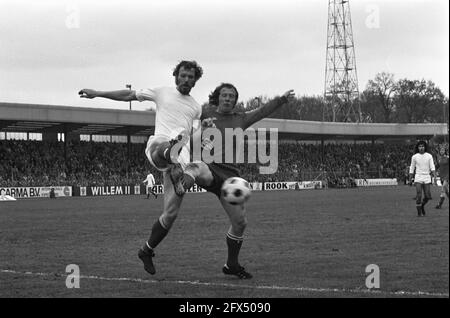 FC Twente gegen Schieß los. Adler 2-1, Overweg (links) im Duell mit Jeuring (Twente), 21. April 1974, Fußball, Niederlande, 20. Jahrhundert Presseagentur Foto, Nachrichten zu erinnern, Dokumentarfilm, historische Fotografie 1945-1990, visuelle Geschichten, Menschliche Geschichte des zwanzigsten Jahrhunderts, Momente in der Zeit festzuhalten Stockfoto