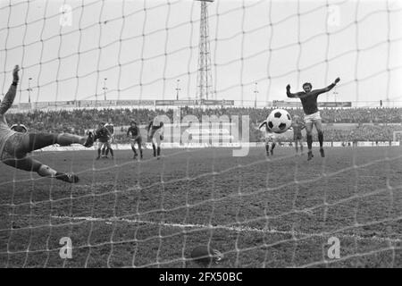 FC Utrecht gegen Ajax 2-1 (KNVB-Pokal); Van Maurik punktet mit Elfmeter. Van Maurik nimmt den Ball aus dem Tor, Schrijvers sitzt auf dem Boden, 21. November 1976, Sport, Fußball, Niederlande, 20. Jahrhundert Presseagentur Foto, Nachrichten zu erinnern, Dokumentarfilm, historische Fotografie 1945-1990, visuelle Geschichten, Menschliche Geschichte des zwanzigsten Jahrhunderts, Momente in der Zeit festzuhalten Stockfoto