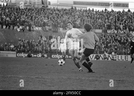 FC Utrecht gegen Ajax 1:1, Rep erzielt Torwart Hendriksen (r), 10. November 1974, Torhüter, Sport, Fußball, Niederlande, Presseagentur des 20. Jahrhunderts, Foto, Nachrichten zum erinnern, Dokumentarfilm, historische Fotografie 1945-1990, visuelle Geschichten, Menschliche Geschichte des zwanzigsten Jahrhunderts, Momente in der Zeit festzuhalten Stockfoto