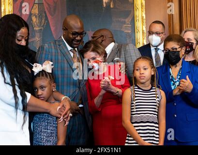 Philonise Floyd, George Floyds Bruder, umarmt die Sprecherin der Sprecherin des Repräsentantenhauses der Vereinigten Staaten, Nancy Pelosi (Demokratin von Kalifornien), während der Fotoaufnahme im US-Kapitol am Dienstag, dem 25. Mai 2021, mit der Familie Floyd zum Jahrestag des Todes von George Floyd. Kredit: Bill Clark/Pool über CNP /MediaPunch Stockfoto