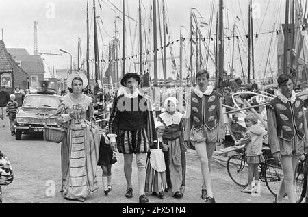 Festmahl in Monnickendam, einige verkleidete Monnickendammer, im Hintergrund wird die Flotte per Fallschirm abgesetzt, 8. Juli 1966, Feste, VLOTEN, Niederlande, Presseagentur des 20. Jahrhunderts, Foto, Nachrichten zum erinnern, Dokumentarfilm, historische Fotografie 1945-1990, visuelle Geschichten, Menschliche Geschichte des zwanzigsten Jahrhunderts, Momente in der Zeit festzuhalten Stockfoto