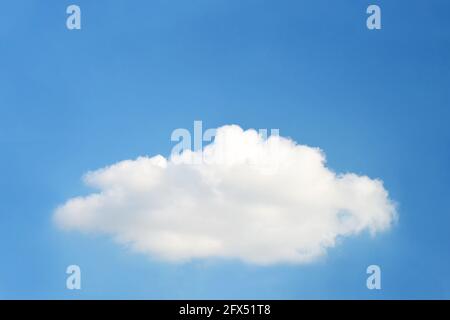 Einzelne flauschige Wolke am blauen Himmel Stockfoto