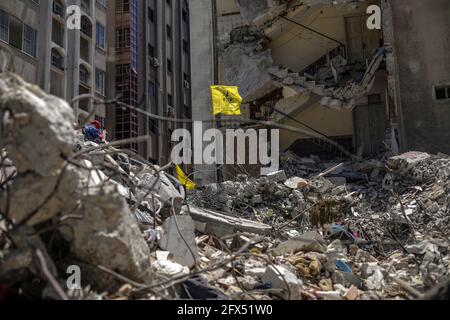 Gaza-Stadt, Der Gazastreifen, Palästina. Mai 2021. Zerstörtes Gebäude nach dem Waffenstillstand zwischen Israel und den Aktivisten des Gazastreifens. Kredit: Mahmoud Issa/Quds Net Nachrichten/ZUMA Wire/Alamy Live Nachrichten Stockfoto