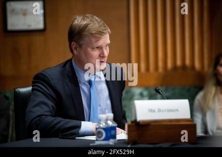 Jonathan Davidson erscheint am Dienstag, den 25. Mai 2021, vor einer Anhörung des Senatsausschusses für Finanzen wegen seiner Ernennung zum stellvertretenden Unterstaatssekretär des Finanzministeriums im Dirksen Senate Office Building in Washington, DC. Kredit: Rod Lamkey/CNP /MediaPunch Stockfoto