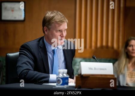 Jonathan Davidson erscheint am Dienstag, den 25. Mai 2021, vor einer Anhörung des Senatsausschusses für Finanzen wegen seiner Ernennung zum stellvertretenden Unterstaatssekretär des Finanzministeriums im Dirksen Senate Office Building in Washington, DC. Kredit: Rod Lamkey/CNP /MediaPunch Stockfoto