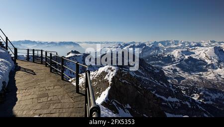 säntis Bergterrasse am frühen Abend fotografiert, verschönert die Sonne über dem großen Bergmassiv die ganze Landschaft, tagsüber ohne Stockfoto