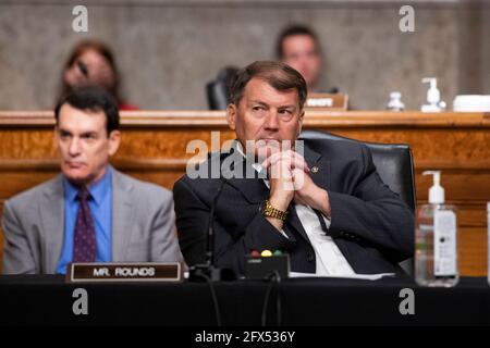 Der US-Senator Mike Rounds (Republikaner von South Dakota) hört sich das Panel während einer Anhörung des Senatsausschusses für die Nominierungen von bewaffneten Diensten im Dirksen Senatsbüro in Washington, DC, am Dienstag, den 25. Mai 2021 an. Kredit: Rod Lamkey/CNP /MediaPunch Stockfoto