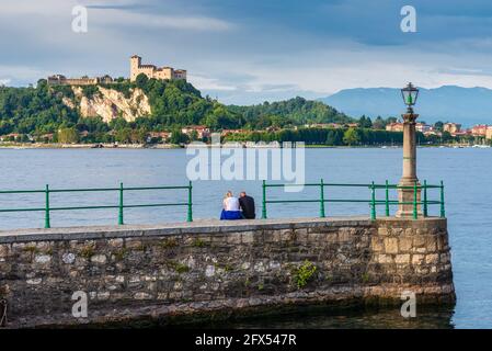 Schöne Seen Italiens - Scenic Lago Maggiore, Blick auf Rocca di Angera mit beeindruckendem Schloss Stockfoto