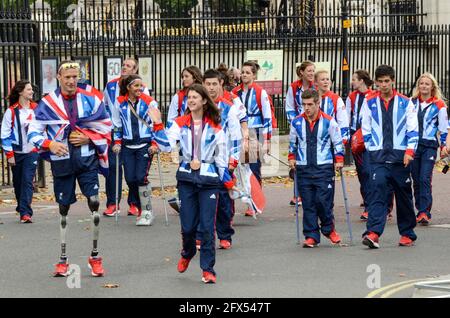 Richard Whitehead und Paralympier von Team GB Olympians verlassen den Buckingham Palace nach der Parade. Teilnehmer an den Olympischen Spielen 2012 in London Stockfoto