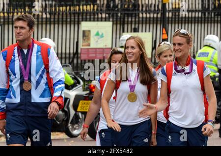 Team GB Olympiateilnehmer verlassen Buckingham Palace nach der Parade. Olympische Spiele 2012 In London. Greg Searle, Helen Glover und Heather Stanning mit Medaillen Stockfoto