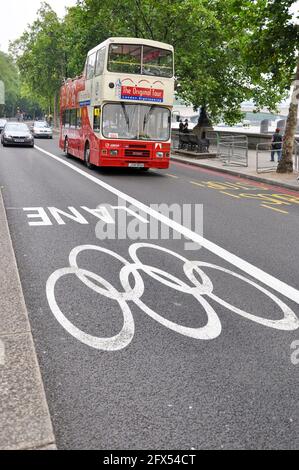 Games Lane, reserviert für Fahrzeuge der Olympischen Spiele 2012 in London, am Victoria Embankment, London, Großbritannien. Logo der Olympischen Ringe auf der Straße. Reiseinfrastruktur Stockfoto