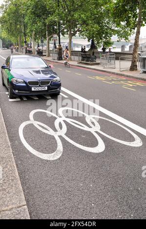 Games Lane, reserviert für Fahrzeuge der Olympischen Spiele 2012 in London, am Victoria Embankment, London, Großbritannien. Logo der Olympischen Ringe auf der Straße. Reiseinfrastruktur Stockfoto