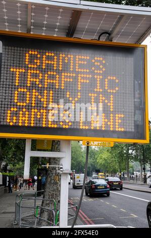 Matrixschild für Games Lane, reserviert für Fahrzeuge der Olympischen Spiele in London 2012, am Victoria Embankment, London, Großbritannien. Olympisches Reisen Stockfoto