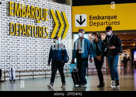 Guarulhos, Sao Paulo, Brasilien. Mai 2021. (INT) Passagierabfertigung am internationalen Flughafen Guarulhos. 25. Mai 2021, Guarulhos, Brasilien: Passagierabfertigung am internationalen Flughafen Guarulhos in Sao Paulo, an diesem Dienstag (25.). Aufgrund der Covid-19-Pandemie bleibt Terminal 1 geschlossen. Kredit: Ferpesil/TheNews2 Gutschrift: Fepesil/TheNEWS2/ZUMA Wire/Alamy Live Nachrichten Stockfoto