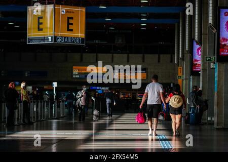 Guarulhos, Sao Paulo, Brasilien. Mai 2021. (INT) Passagierabfertigung am internationalen Flughafen Guarulhos. 25. Mai 2021, Guarulhos, Brasilien: Passagierabfertigung am internationalen Flughafen Guarulhos in Sao Paulo, an diesem Dienstag (25.). Aufgrund der Covid-19-Pandemie bleibt Terminal 1 geschlossen. Kredit: Ferpesil/TheNews2 Gutschrift: Fepesil/TheNEWS2/ZUMA Wire/Alamy Live Nachrichten Stockfoto