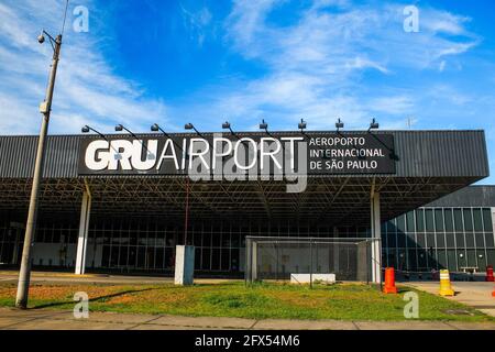Guarulhos, Sao Paulo, Brasilien. Mai 2021. (INT) Passagierabfertigung am internationalen Flughafen Guarulhos. 25. Mai 2021, Guarulhos, Brasilien: Passagierabfertigung am internationalen Flughafen Guarulhos in Sao Paulo, an diesem Dienstag (25.). Aufgrund der Covid-19-Pandemie bleibt Terminal 1 geschlossen. Kredit: Ferpesil/TheNews2 Gutschrift: Fepesil/TheNEWS2/ZUMA Wire/Alamy Live Nachrichten Stockfoto