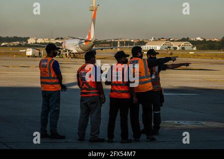 Guarulhos, Sao Paulo, Brasilien. Mai 2021. (INT) Passagierabfertigung am internationalen Flughafen Guarulhos. 25. Mai 2021, Guarulhos, Brasilien: Passagierabfertigung am internationalen Flughafen Guarulhos in Sao Paulo, an diesem Dienstag (25.). Aufgrund der Covid-19-Pandemie bleibt Terminal 1 geschlossen. Kredit: Ferpesil/TheNews2 Gutschrift: Fepesil/TheNEWS2/ZUMA Wire/Alamy Live Nachrichten Stockfoto