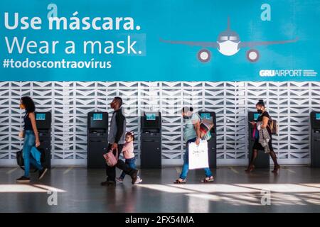 Guarulhos, Sao Paulo, Brasilien. Mai 2021. (INT) Passagierabfertigung am internationalen Flughafen Guarulhos. 25. Mai 2021, Guarulhos, Brasilien: Passagierabfertigung am internationalen Flughafen Guarulhos in Sao Paulo, an diesem Dienstag (25.). Aufgrund der Covid-19-Pandemie bleibt Terminal 1 geschlossen. Kredit: Ferpesil/TheNews2 Gutschrift: Fepesil/TheNEWS2/ZUMA Wire/Alamy Live Nachrichten Stockfoto