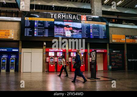 Guarulhos, Sao Paulo, Brasilien. Mai 2021. (INT) Passagierabfertigung am internationalen Flughafen Guarulhos. 25. Mai 2021, Guarulhos, Brasilien: Passagierabfertigung am internationalen Flughafen Guarulhos in Sao Paulo, an diesem Dienstag (25.). Aufgrund der Covid-19-Pandemie bleibt Terminal 1 geschlossen. Kredit: Ferpesil/TheNews2 Gutschrift: Fepesil/TheNEWS2/ZUMA Wire/Alamy Live Nachrichten Stockfoto
