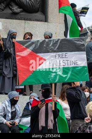 London, Großbritannien. Mai 2021. Pro-palästinensische Anhänger mit palästinensischen Fahnen und Protestschildern versammeln sich am Fuß der Nelson-Säule auf dem Trafalgar-Platz zur Save Sheikh Jarrah-Kundgebung für ein freies Palästina und fordern die britische Regierung auf, unverzüglich Maßnahmen zu ergreifen und Israel nicht mehr ungestraft zu erlauben. Der marsch versammelte sich am Victoria Embankment und machte sich auf den Weg nach Whitehall, Trafalgar Square und zum Marble Arch, wo er Kundgebungsreden hielt. Stockfoto