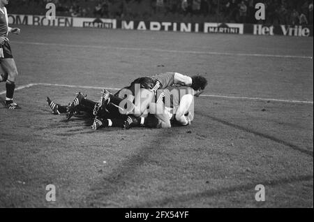 Feyenoord gegen FC Den Haag 4-1, Freude unter den Feyenoord-Spielern nach dem Tor von Nielsen, 1. November 1980, Sport, Fußball, Niederlande, Presseagentur des 20. Jahrhunderts, Foto, Nachrichten zum erinnern, Dokumentarfilm, historische Fotografie 1945-1990, visuelle Geschichten, Menschliche Geschichte des zwanzigsten Jahrhunderts, Momente in der Zeit festzuhalten Stockfoto