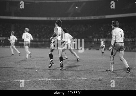 Feyenoord gegen FC Den Haag 4-1, Zahlen 23 und 24, Nummer 25 Weltzel Kopf eigenes Tor, 1. November 1980, Sport, Fußball, Niederlande, Presseagentur des 20. Jahrhunderts, Foto, Nachrichten zum erinnern, Dokumentarfilm, historische Fotografie 1945-1990, visuelle Geschichten, Menschliche Geschichte des zwanzigsten Jahrhunderts, Momente in der Zeit festzuhalten Stockfoto