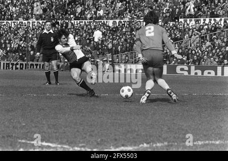 Feyenoord gegen FC Den Haag 3:0, Kristensen erzielt, rechts Mansveld, 16. März 1975, Sport, Fußball, Niederlande, Foto der Presseagentur des 20. Jahrhunderts, zu erinnerende Nachrichten, Dokumentarfilm, historische Fotografie 1945-1990, visuelle Geschichten, Menschliche Geschichte des zwanzigsten Jahrhunderts, Momente in der Zeit festzuhalten Stockfoto