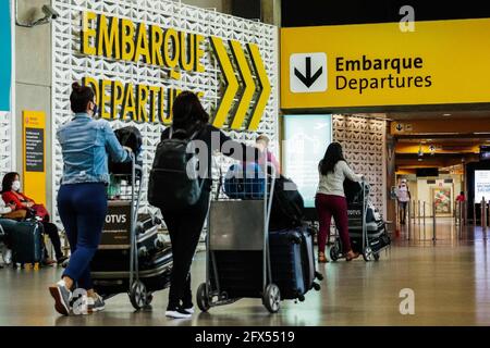 Guarulhos, Sao Paulo, Brasilien. Mai 2021. (INT) Passagierabfertigung am internationalen Flughafen Guarulhos. 25. Mai 2021, Guarulhos, Brasilien: Passagierabfertigung am internationalen Flughafen Guarulhos in Sao Paulo, an diesem Dienstag (25.). Aufgrund der Covid-19-Pandemie bleibt Terminal 1 geschlossen. Kredit: Ferpesil/TheNews2 Gutschrift: Fepesil/TheNEWS2/ZUMA Wire/Alamy Live Nachrichten Stockfoto