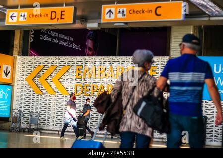 Guarulhos, Sao Paulo, Brasilien. Mai 2021. (INT) Passagierabfertigung am internationalen Flughafen Guarulhos. 25. Mai 2021, Guarulhos, Brasilien: Passagierabfertigung am internationalen Flughafen Guarulhos in Sao Paulo, an diesem Dienstag (25.). Aufgrund der Covid-19-Pandemie bleibt Terminal 1 geschlossen. Kredit: Ferpesil/TheNews2 Gutschrift: Fepesil/TheNEWS2/ZUMA Wire/Alamy Live Nachrichten Stockfoto
