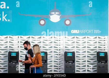 Guarulhos, Sao Paulo, Brasilien. Mai 2021. (INT) Passagierabfertigung am internationalen Flughafen Guarulhos. 25. Mai 2021, Guarulhos, Brasilien: Passagierabfertigung am internationalen Flughafen Guarulhos in Sao Paulo, an diesem Dienstag (25.). Aufgrund der Covid-19-Pandemie bleibt Terminal 1 geschlossen. Kredit: Ferpesil/TheNews2 Gutschrift: Fepesil/TheNEWS2/ZUMA Wire/Alamy Live Nachrichten Stockfoto