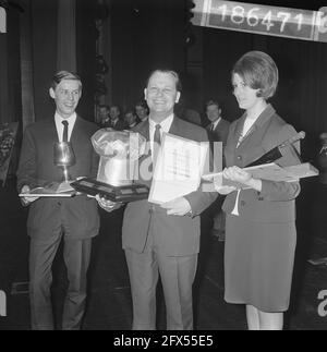 Bester Koch des Landes, Herr van Duschoten mit silbernem Hut, mit seinem Werkstück, 6. Januar 1966, kocht, Werkstücke, Niederlande, Foto der Presseagentur des 20. Jahrhunderts, zu erinnerende Nachrichten, Dokumentarfilm, historische Fotografie 1945-1990, visuelle Geschichten, Menschliche Geschichte des zwanzigsten Jahrhunderts, Momente in der Zeit festzuhalten Stockfoto