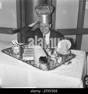 Bester Koch des Landes, Herr van Duschoten mit silbernem Hut, mit seinem Werkstück, 6. Januar 1966, kocht, Werkstücke, Niederlande, Foto der Presseagentur des 20. Jahrhunderts, zu erinnerende Nachrichten, Dokumentarfilm, historische Fotografie 1945-1990, visuelle Geschichten, Menschliche Geschichte des zwanzigsten Jahrhunderts, Momente in der Zeit festzuhalten Stockfoto