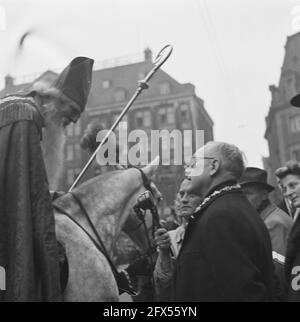 Ankunft Sint Nicolaas in Amsterdam. Amtierender Bürgermeister Feike de Boer begrüßt den Guten heiligen am Dam-Platz, 30. November 1945, Bürgermeister, Ankünfte, sinterklaas, Niederlande, Presseagentur des 20. Jahrhunderts, Foto, Nachrichten zu erinnern, Dokumentarfilm, historische Fotografie 1945-1990, visuelle Geschichten, Menschliche Geschichte des zwanzigsten Jahrhunderts, Momente in der Zeit festzuhalten Stockfoto