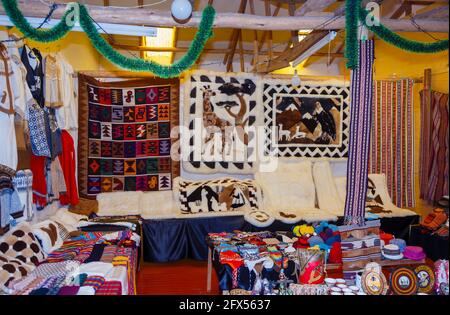 Das Innere eines Souvenirladens in Chinchero, einem kleinen rustikalen Dorf der Anden im Heiligen Tal, Provinz Urubamba, Region Cusco, Peru Stockfoto