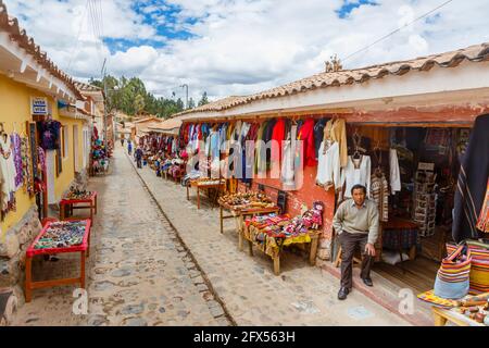 Straßenszene mit touristischen Souvenirläden in Chinchero, einem kleinen rustikalen Dorf der Anden im Heiligen Tal, Provinz Urubamba, Region Cusco, Peru Stockfoto