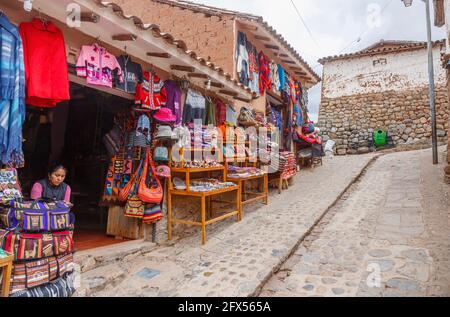 Straßenszene mit touristischen Souvenirläden in Chinchero, einem kleinen rustikalen Dorf der Anden im Heiligen Tal, Provinz Urubamba, Region Cusco, Peru Stockfoto