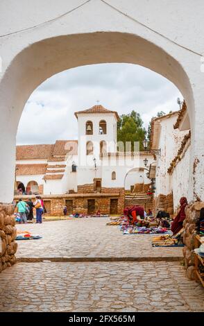 Torbogen, der zum Hauptplatz in Chinchero führt, einem kleinen rustikalen Dorf der Anden im Heiligen Tal, Provinz Urubamba, Region Cusco, Peru Stockfoto