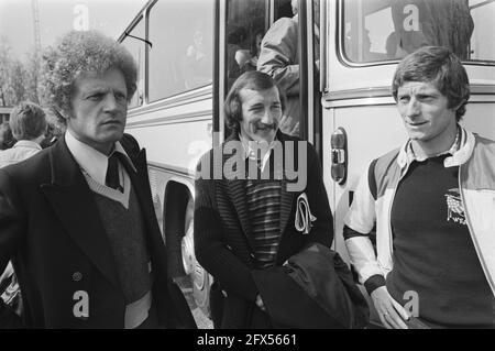 Ankunft der Spieler St. Etienne am Flughafen Eindhoven von links nach rechts Trainer Robert Herbin, Patrick Revelli und Torschütze Jean.Michel Larqué, 13. April 1976, Sport, Fußball, Fußballspieler, Niederlande, Foto der Presseagentur des 20. Jahrhunderts, zu erinnerende Nachrichten, Dokumentarfilm, historische Fotografie 1945-1990, visuelle Geschichten, Menschliche Geschichte des zwanzigsten Jahrhunderts, Momente in der Zeit festzuhalten Stockfoto