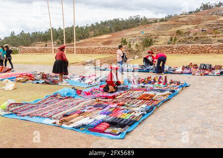 Outdoor Textil- und Souvenirmarkt auf dem Stadtplatz von Chinchero, einem rustikalen Andendorf im Heiligen Tal, Urubamba, Cusco Region, Peru Stockfoto