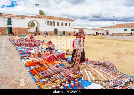 Outdoor Textil- und Souvenirmarkt auf dem Stadtplatz von Chinchero, einem rustikalen Andendorf im Heiligen Tal, Urubamba, Cusco Region, Peru Stockfoto