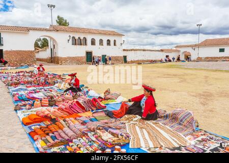 Outdoor Textil- und Souvenirmarkt auf dem Stadtplatz von Chinchero, einem rustikalen Andendorf im Heiligen Tal, Urubamba, Cusco Region, Peru Stockfoto