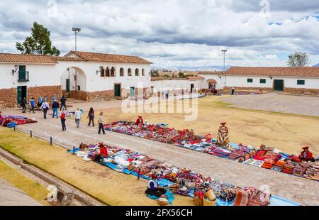 Outdoor Textil- und Souvenirmarkt auf dem Stadtplatz von Chinchero, einem rustikalen Andendorf im Heiligen Tal, Urubamba, Cusco Region, Peru Stockfoto