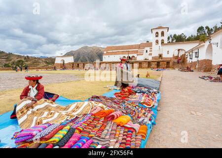Outdoor Textil- und Souvenirmarkt auf dem Stadtplatz von Chinchero, einem rustikalen Andendorf im Heiligen Tal, Urubamba, Cusco Region, Peru Stockfoto