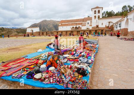 Outdoor Textil- und Souvenirmarkt auf dem Stadtplatz von Chinchero, einem rustikalen Andendorf im Heiligen Tal, Urubamba, Cusco Region, Peru Stockfoto