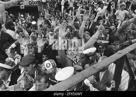 Feyenoord gegen Utrecht 3-0; Feyenoord inoffizielle Champion jubelnde Anhänger, 29. April 1984, UNTERSTÜTZER, Sport, Fußball, Niederlande, Foto der Presseagentur des 20. Jahrhunderts, zu erinnerende Nachrichten, Dokumentarfilm, historische Fotografie 1945-1990, visuelle Geschichten, Menschliche Geschichte des zwanzigsten Jahrhunderts, Momente in der Zeit festzuhalten Stockfoto