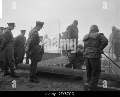 Prinz Bernhard bei der Demonstration der genialen Ausrüstung von K. L. in Hedel. Prinz Bernhard schaut auf den Bau eines Floßes aus Pontonplatten-Brückenmaterial, 27. November 1963, Demonstrationen, Niederlande, 20. Jahrhundert Presseagentur Foto, Nachrichten zu erinnern, Dokumentarfilm, historische Fotografie 1945-1990, visuelle Geschichten, Menschliche Geschichte des zwanzigsten Jahrhunderts, Momente in der Zeit festzuhalten Stockfoto