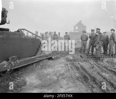 Prinz Bernhard bei der Demonstration der genialen Ausrüstung K. L. in Hedel. Prinz Bernhard blickt auf den Bau eines Floßes aus Pontonplatten-Brückenmaterial, 27. November 1963, Demonstrationen, Niederlande, Foto der Presseagentur des 20. Jahrhunderts, News to remember, Dokumentarfilm, historische Fotografie 1945-1990, visuelle Geschichten, Menschliche Geschichte des zwanzigsten Jahrhunderts, Momente in der Zeit festzuhalten Stockfoto