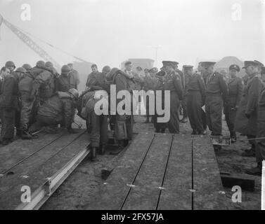 Prinz Bernhard bei der Demonstration der genialen Ausrüstung K. L. in Hedel. Prinz Bernhard blickt auf den Bau eines Floßes aus Pontonplatten-Brückenmaterial, 27. November 1963, Demonstrationen, Niederlande, Foto der Presseagentur des 20. Jahrhunderts, News to remember, Dokumentarfilm, historische Fotografie 1945-1990, visuelle Geschichten, Menschliche Geschichte des zwanzigsten Jahrhunderts, Momente in der Zeit festzuhalten Stockfoto